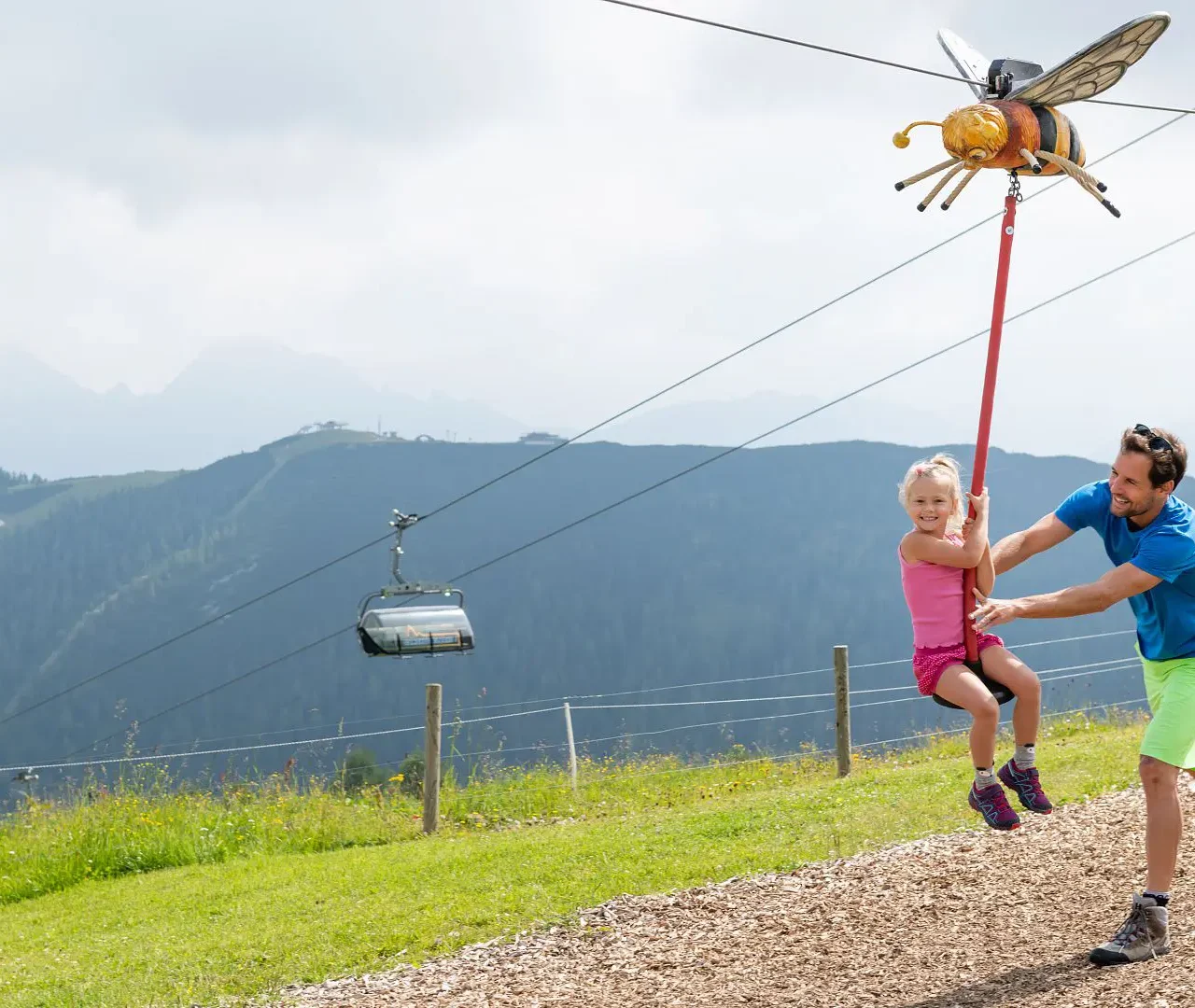 Kind fährt mit Seilbahn-Spielstation beim Weltcup der Tiere am Erlebnisberg Zauchensee