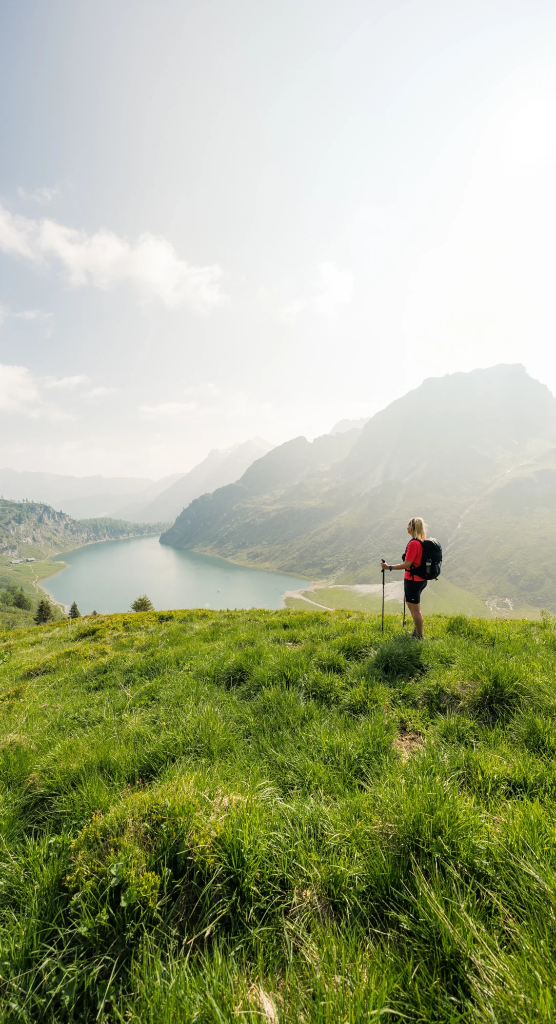 Wanderin mit Blick auf den Tappenkarsee bei Wagrain.