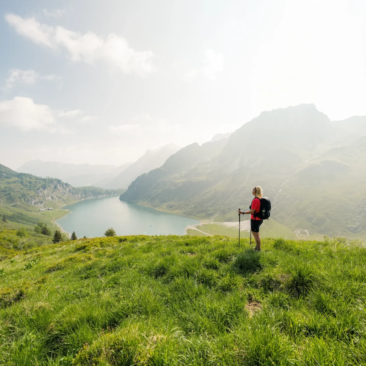 Wanderin mit Blick auf den Tappenkarsee bei Wagrain.