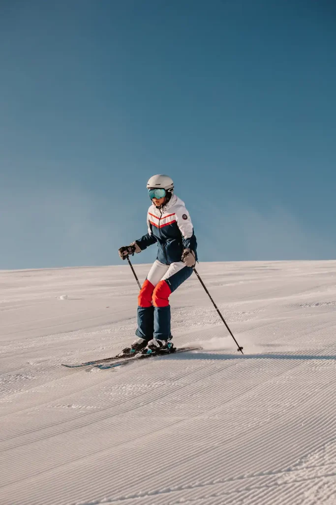 Skifahrerin auf perfekt präparierter Piste bei Sonnenschein