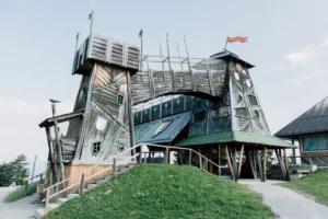 Geisterberg in St. Johann mit großem Holz-Spielschloss.